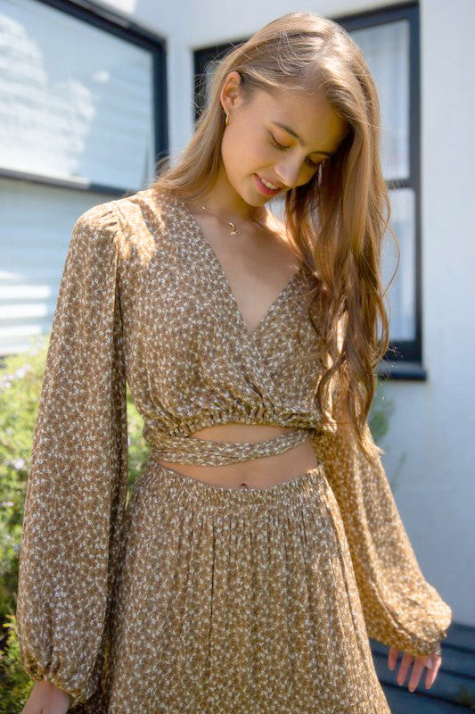 DT 1658 - Floral Peasant Sleeve Crop Top